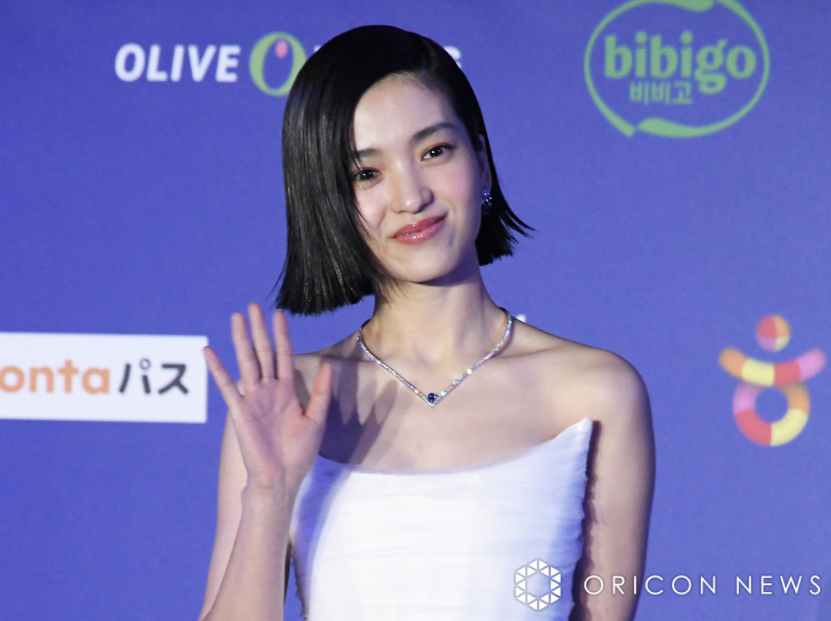 MAMA】『二十五、二十一』キム・テリ、パッツン黒髪＆純白ドレスで洗練