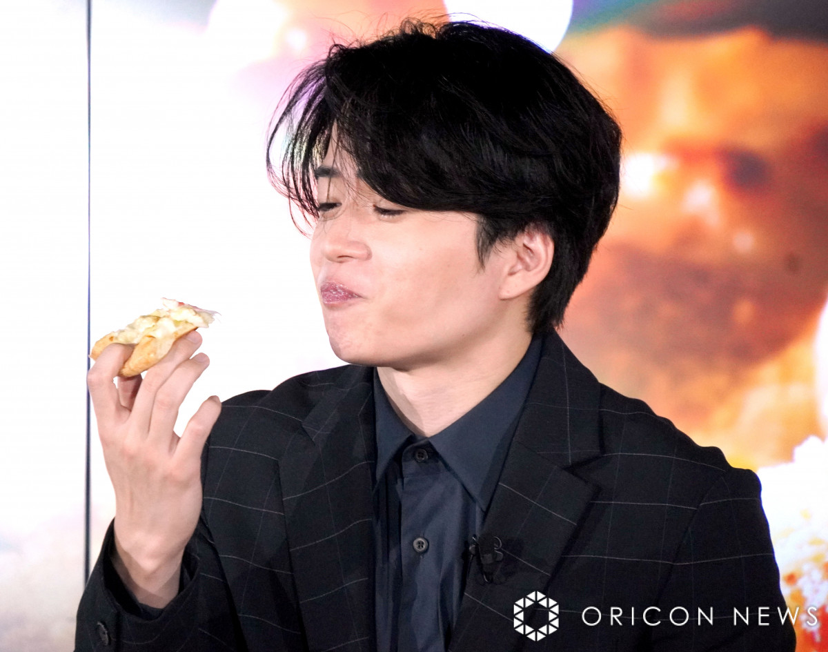 菊池風磨、またもピザを本気でもぐもぐ 報道陣にお願い「カメラを