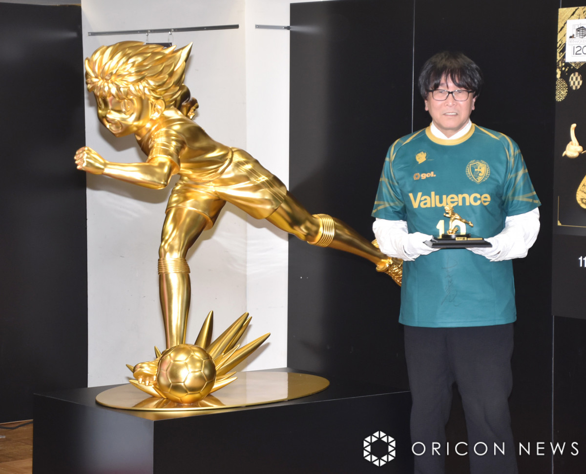 高橋陽一氏、大空翼の等身大黄金像に笑顔 来年は翼くんと岬くんで黄金