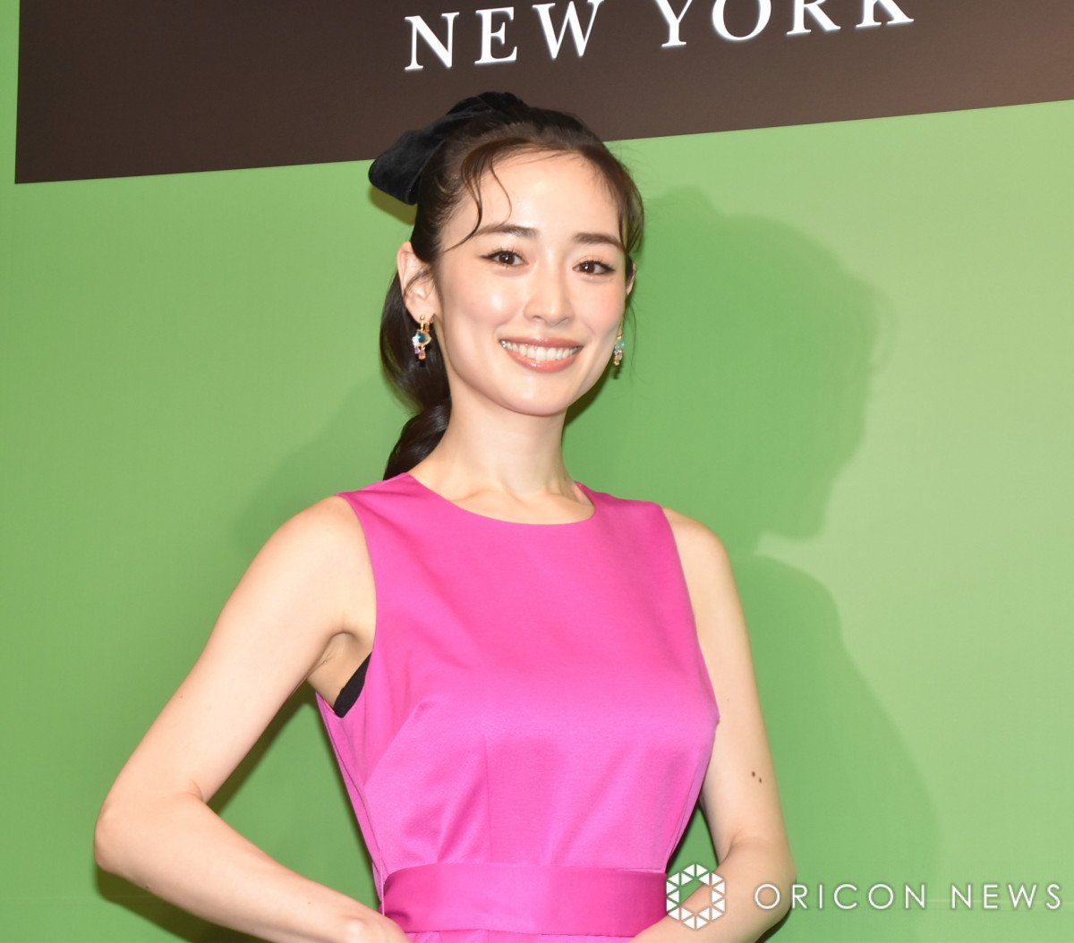 泉里香、ピンクのワンピースで華やかに 今年中にやりたいことは断捨離