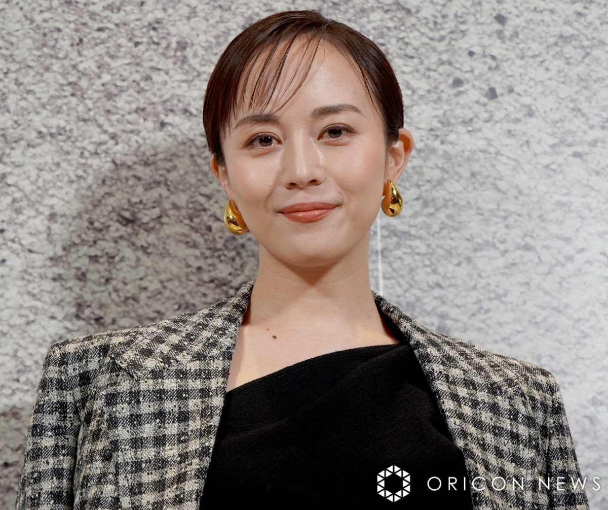 比嘉愛未、上品な肌見せ×マニッシュコーデで登場 2024年のやり残しは