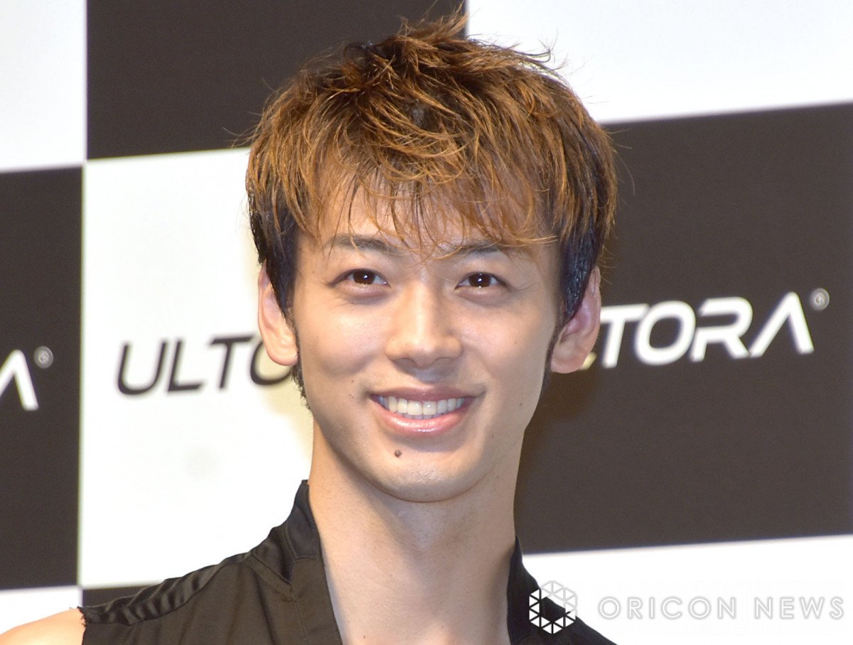 竹内涼真、両親“顔出し”家族5ショット「そっくり!!!」「お母さん若