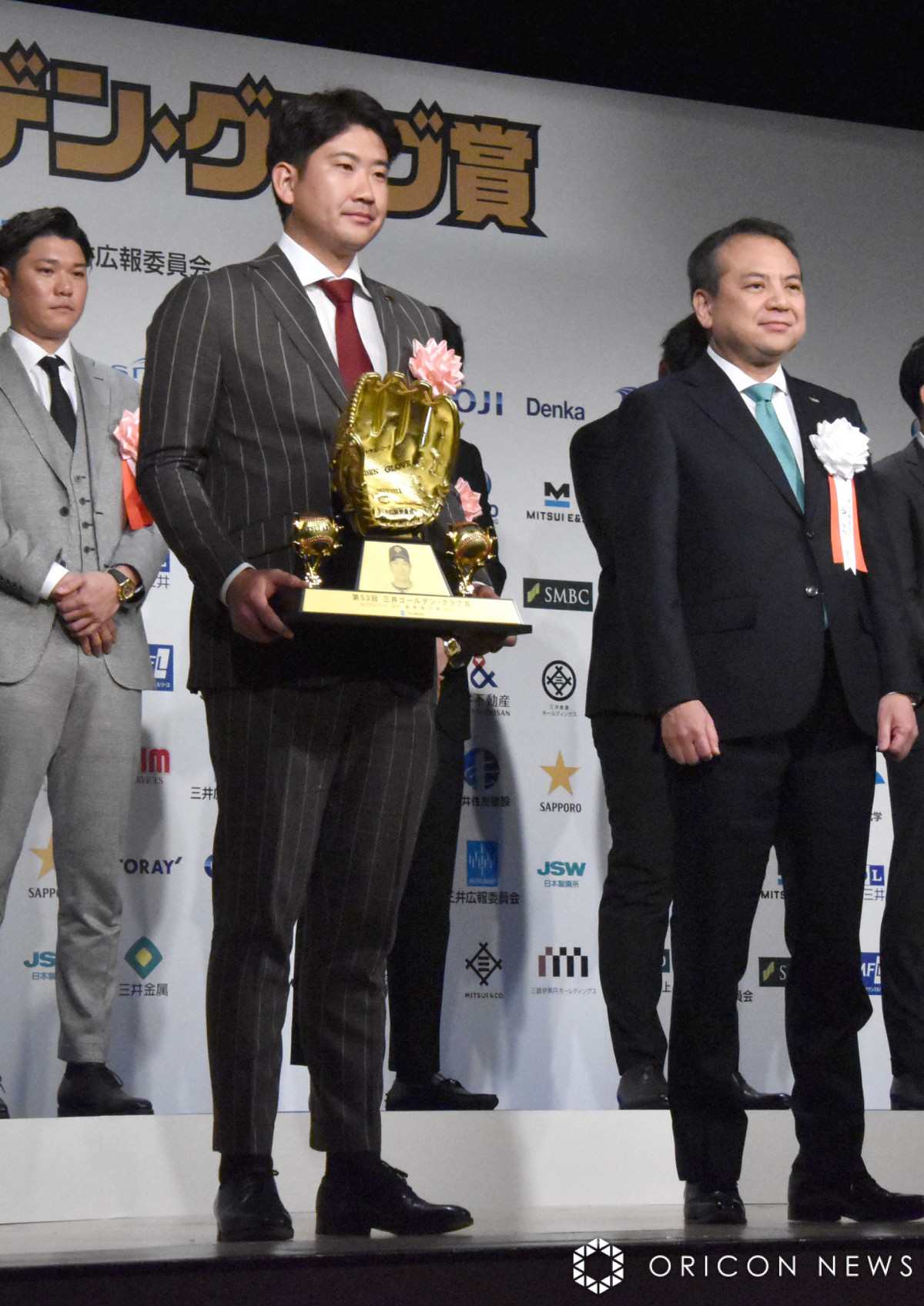 元読売ジャイアンツ 菅野智之投手 ゴールデングラブ受賞記念直筆サイン色紙 巨人 巨人・菅野、メジャー挑戦に「ステージは変わりますけど、やる