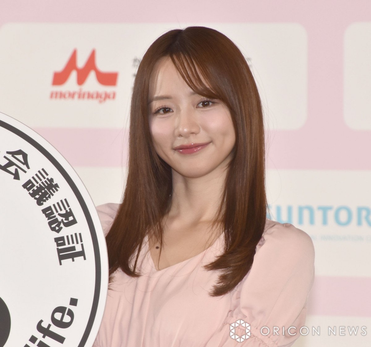 森香澄、腸をイメージのワンピースで登場 華やかピンク色で自身の腸も