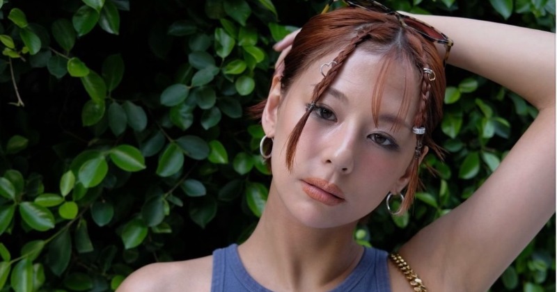 西内まりや、超ミニスカで圧巻美脚 “肌見せコーデ”で初めての南国タイ