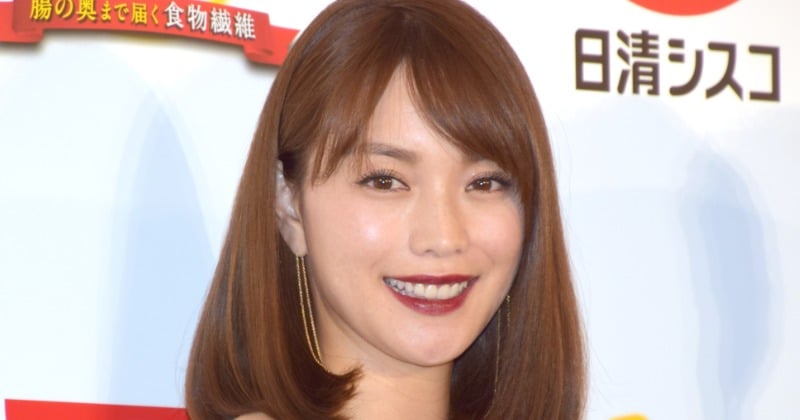 45歳・蛯原友里、美麗な“太もも全開” 美脚際立つ「40代のミニスカ