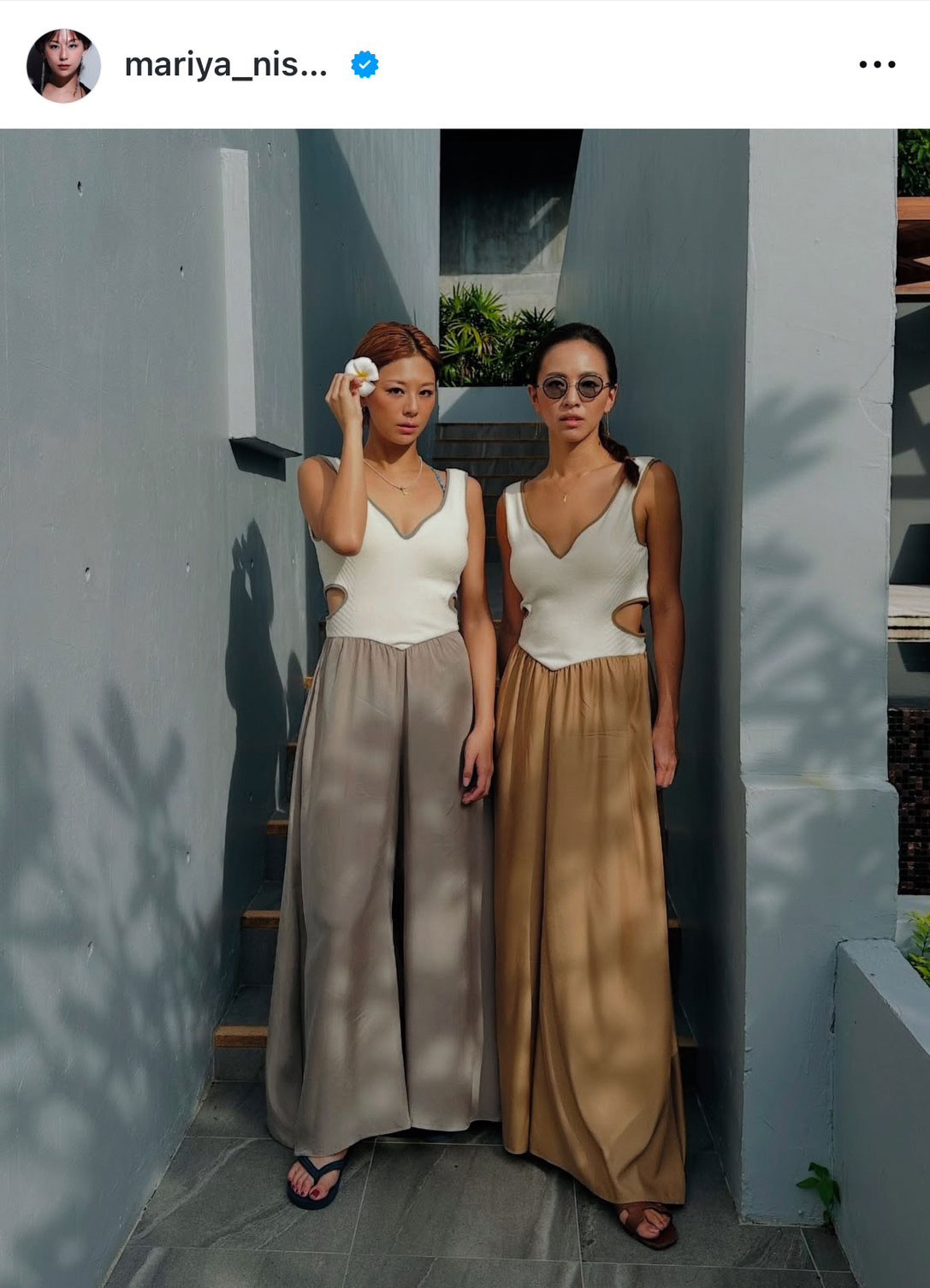 西内まりや、姉・ひろと大胆胸元“穴あき”デザイン着こなす「双子だと