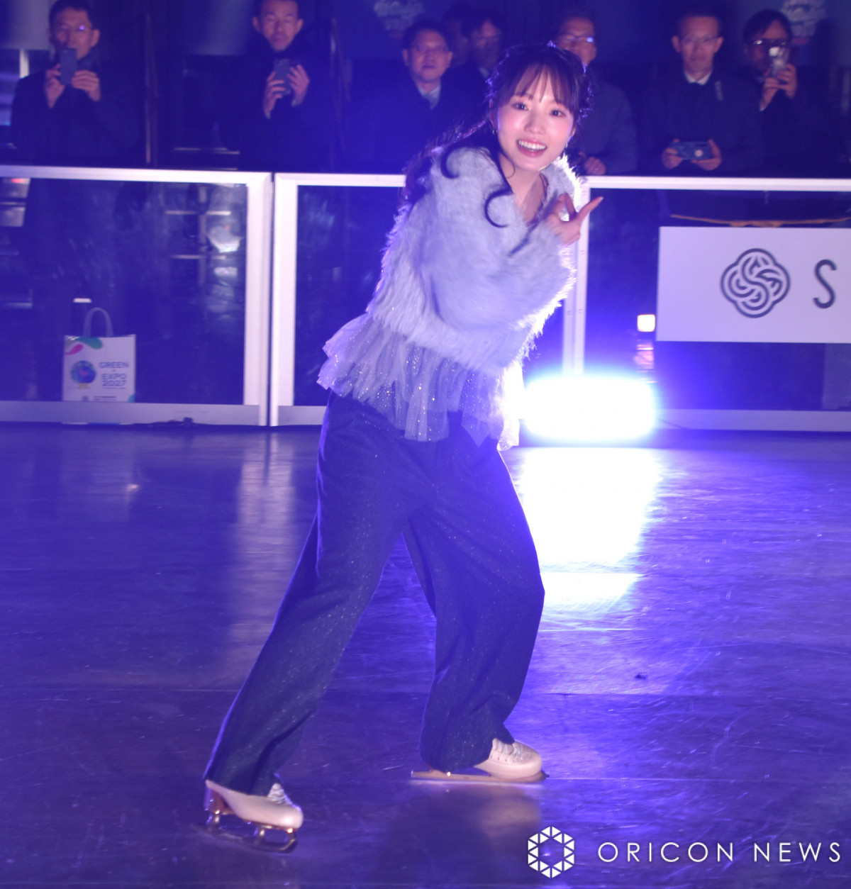 本田真凜、夜の横浜で華麗に舞う「海沿いのリンクは開放感がすごい