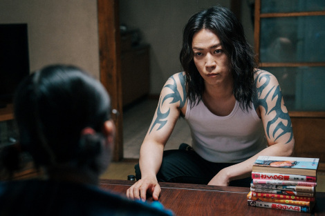 画像・写真 | “復讐屋”亀梨和也、ロン毛×タトゥー姿で変貌 『外道の歌