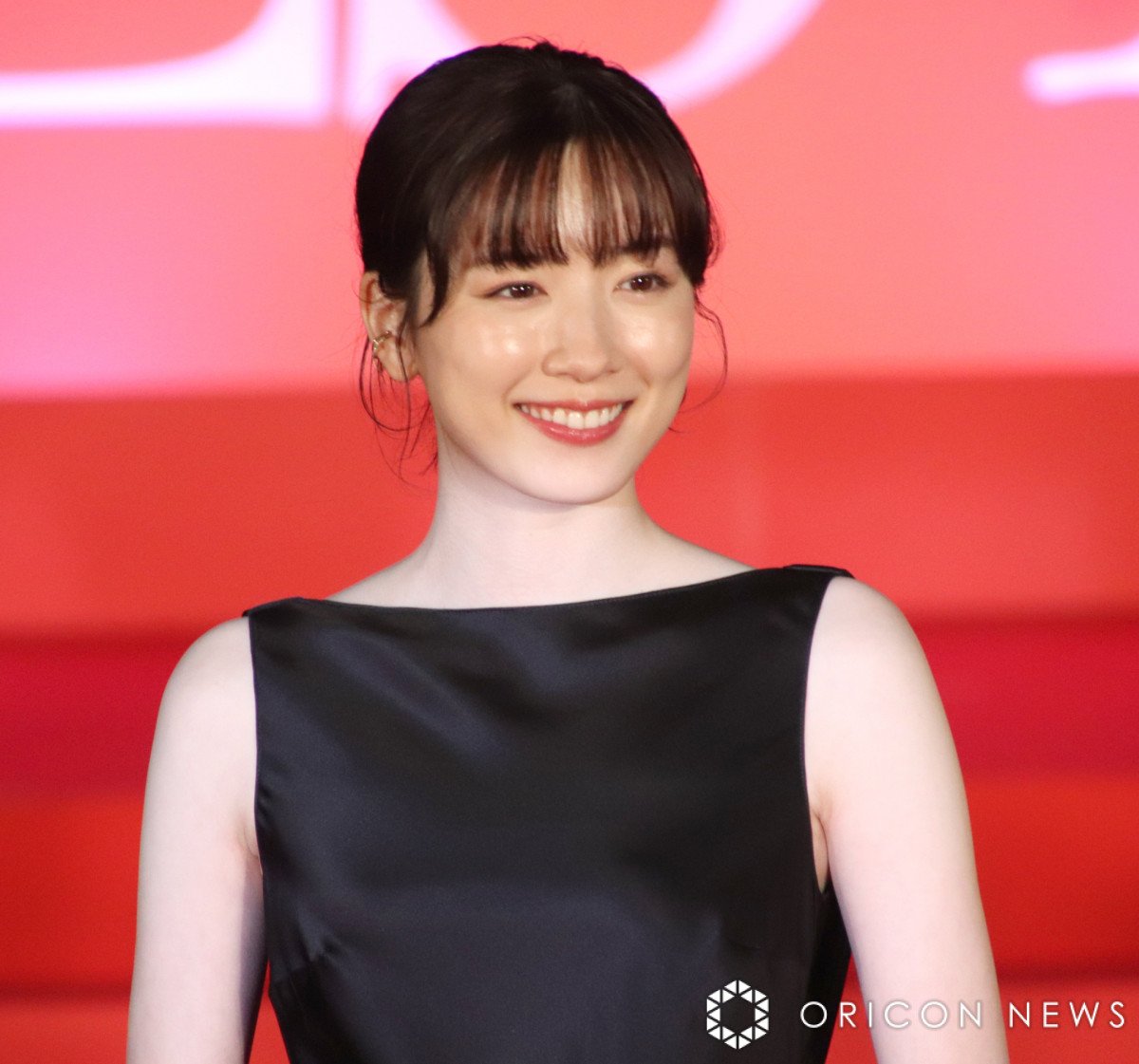 永野芽郁、シックなブラックドレスで抜群スタイル披露 『はたらく細胞