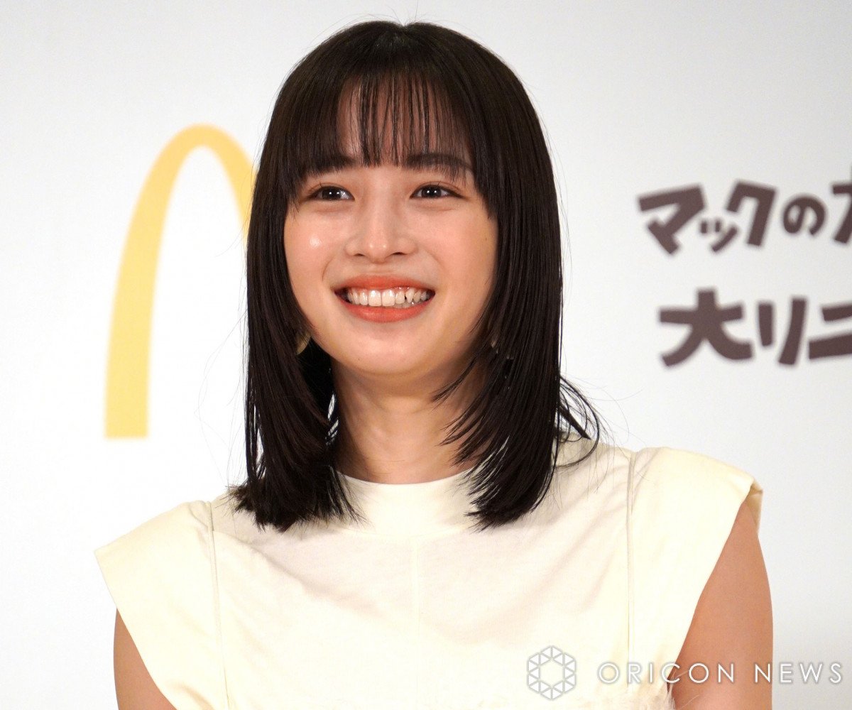 広瀬すず“3人の姉”と笑顔でピース、華麗な“4姉妹”ショット「総てが美しい」「濃いぃー女性揃い」 | ORICON NEWS