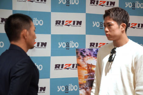 ��݂����wYogibo Presents RIZIN.49�x�őΐ킷�錳�J�F�M�i���j�ƏH�����^ �iC�jORICON NewS inc. 
