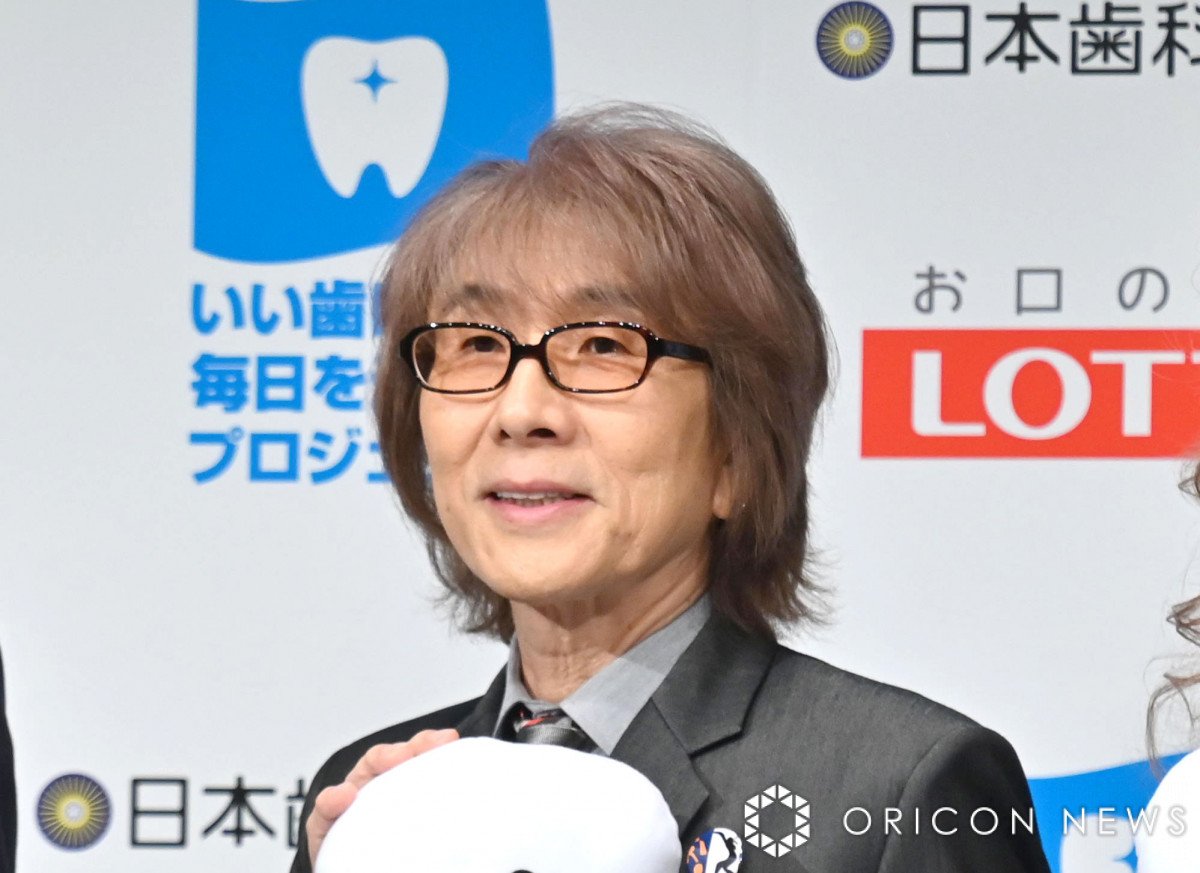 坂崎幸之助、堂本光一らと“LOVE2”絆の3ショット公開 撮影は玉井詩織 | ORICON NEWS