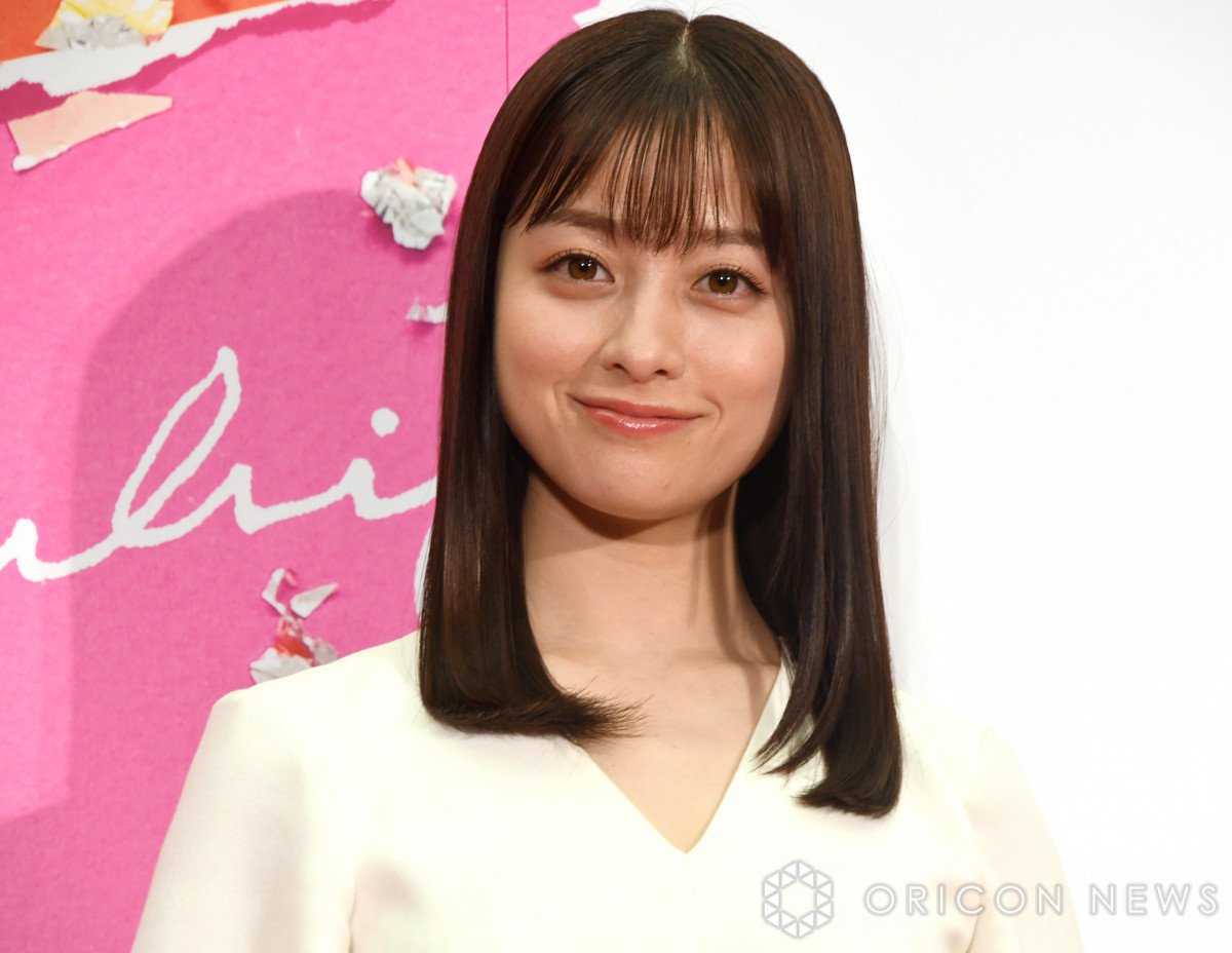 橋本環奈、ミニスカで生脚あらわに“彼氏”を応援「ハートを狙い撃ち～」 『おむすび』オフショに反響 | ORICON NEWS