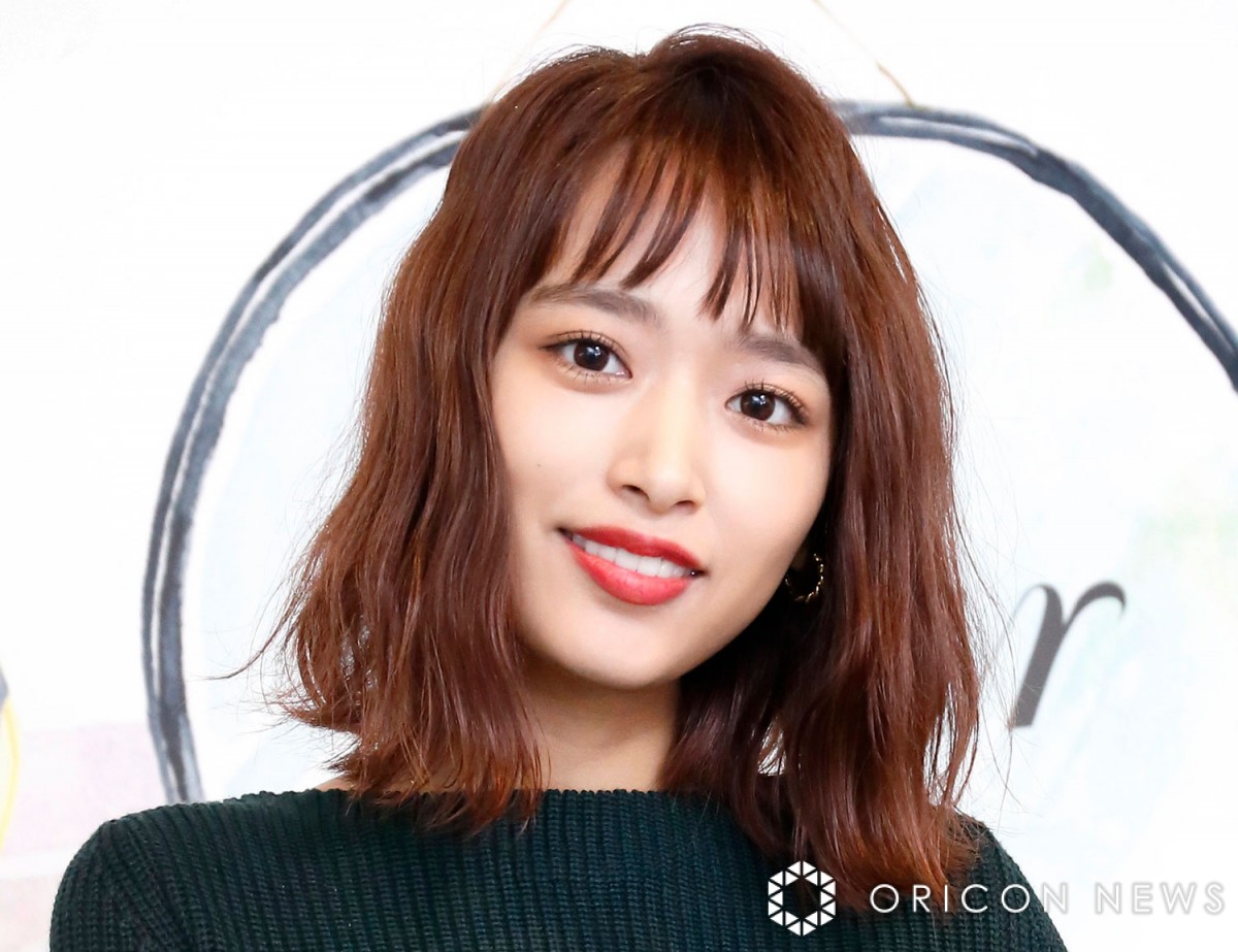 近藤千尋、幸せ家族4ショット公開 太田博久は娘の“キス”でにっこり笑顔