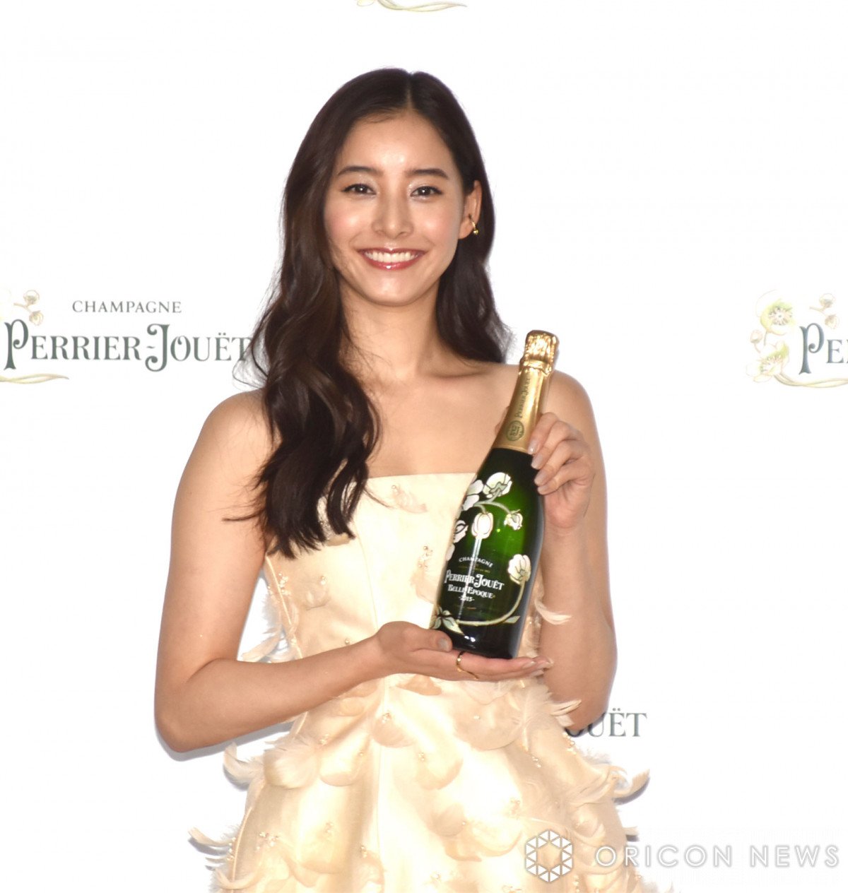 新木優子、透け感ミニ丈ドレス ふんわり羽コーデ | オリコンニュース