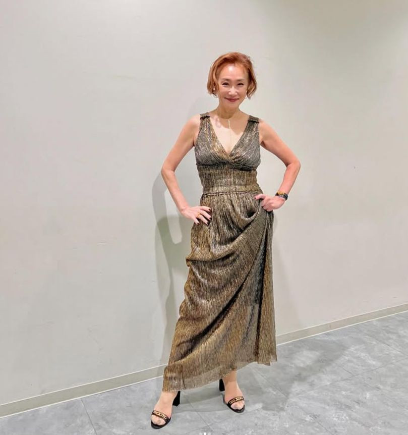 画像・写真 | 63歳・浅野温子、金髪＆胸元パックリドレスでピース