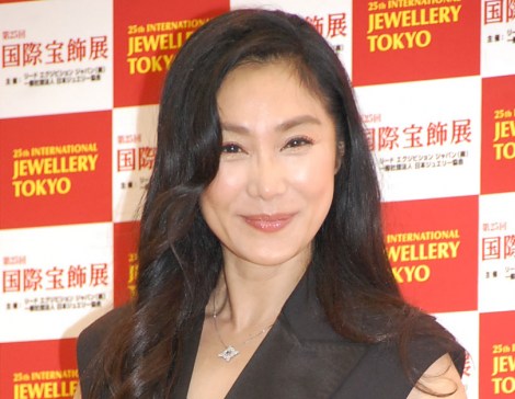 画像・写真 | 63歳・浅野温子、金髪＆胸元パックリドレスでピース