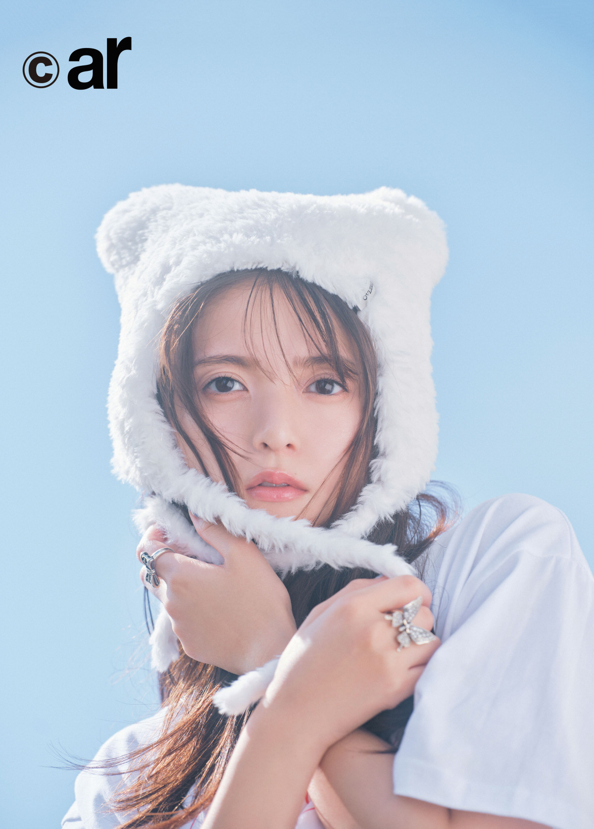 齋藤飛鳥、もふもふ“ウサギニット帽”姿でカバー飾る “経験豊富”な人生