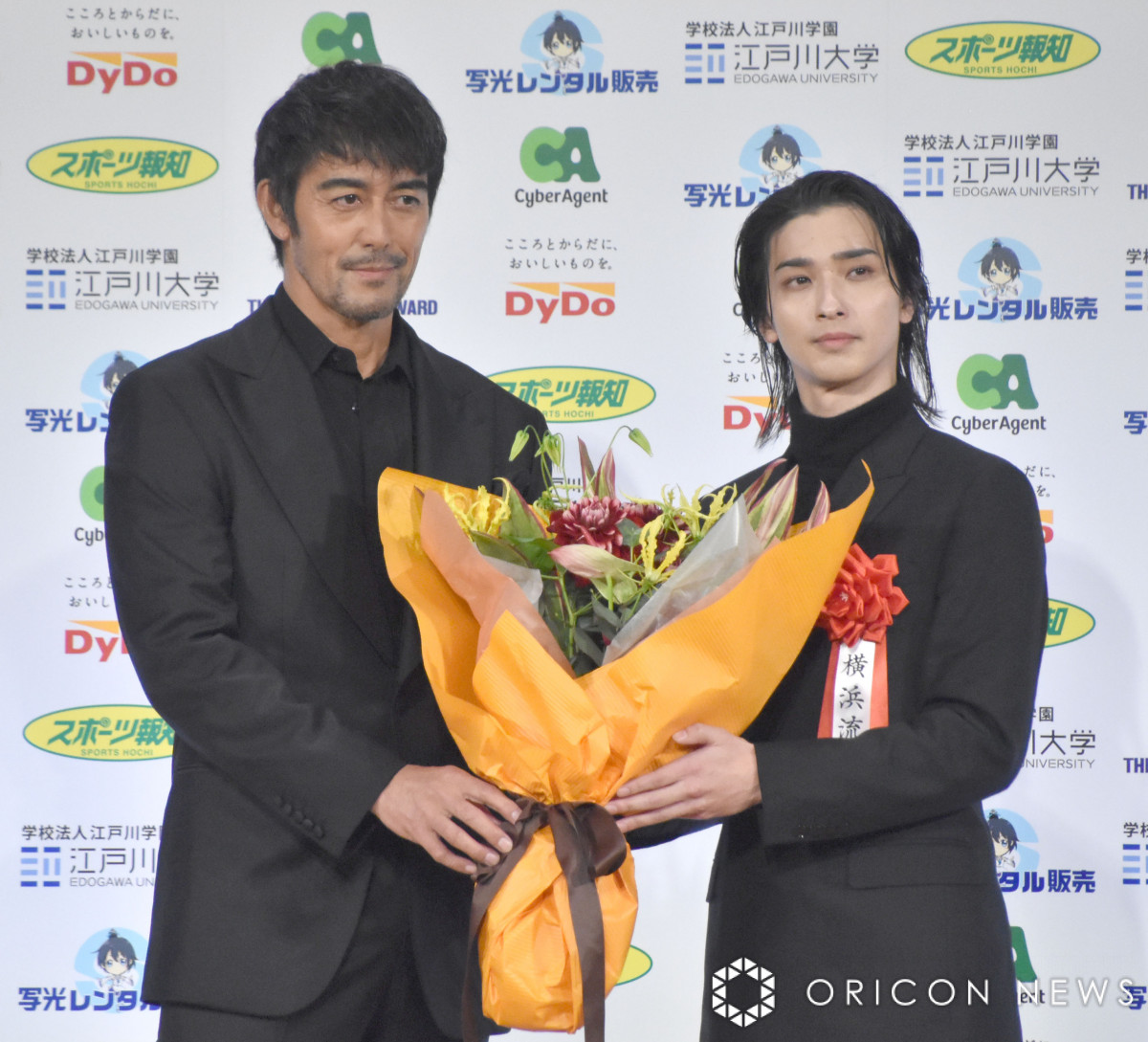 阿部寛 阿部寛、横浜流星をサプライズ祝福 巻物を持参「ちゃんと喋れるかわからないので」 | ORICON NEWS