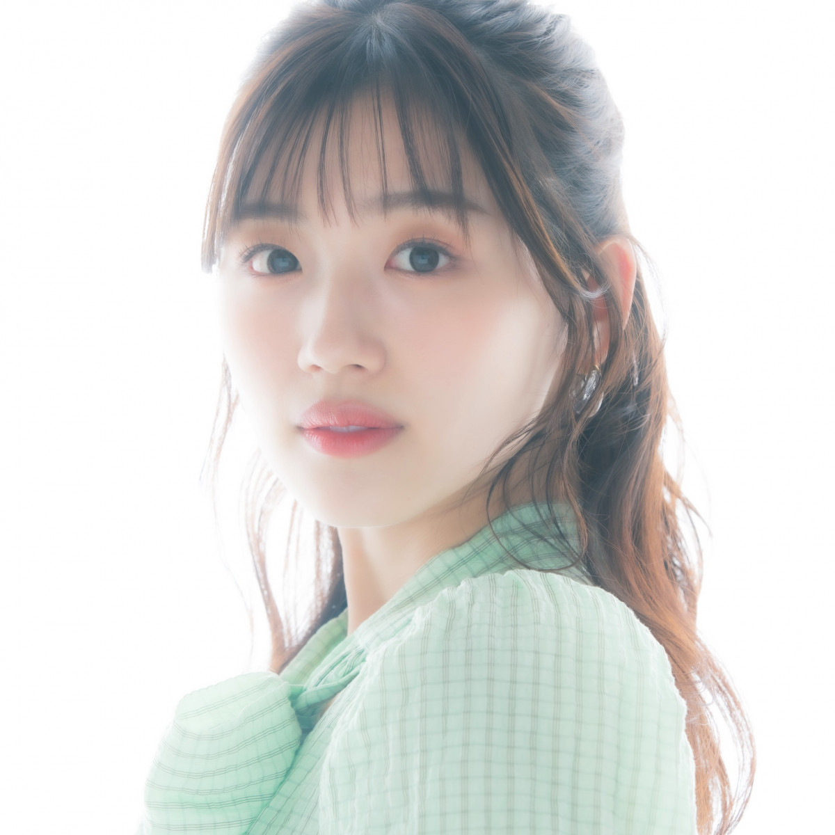 【おまけ付】日向坂46 佐々木美玲　サイン入り　生写真　ヨリ 日向坂46佐々木美玲、ランジェリー姿で透明感放つ 1st写真集先行