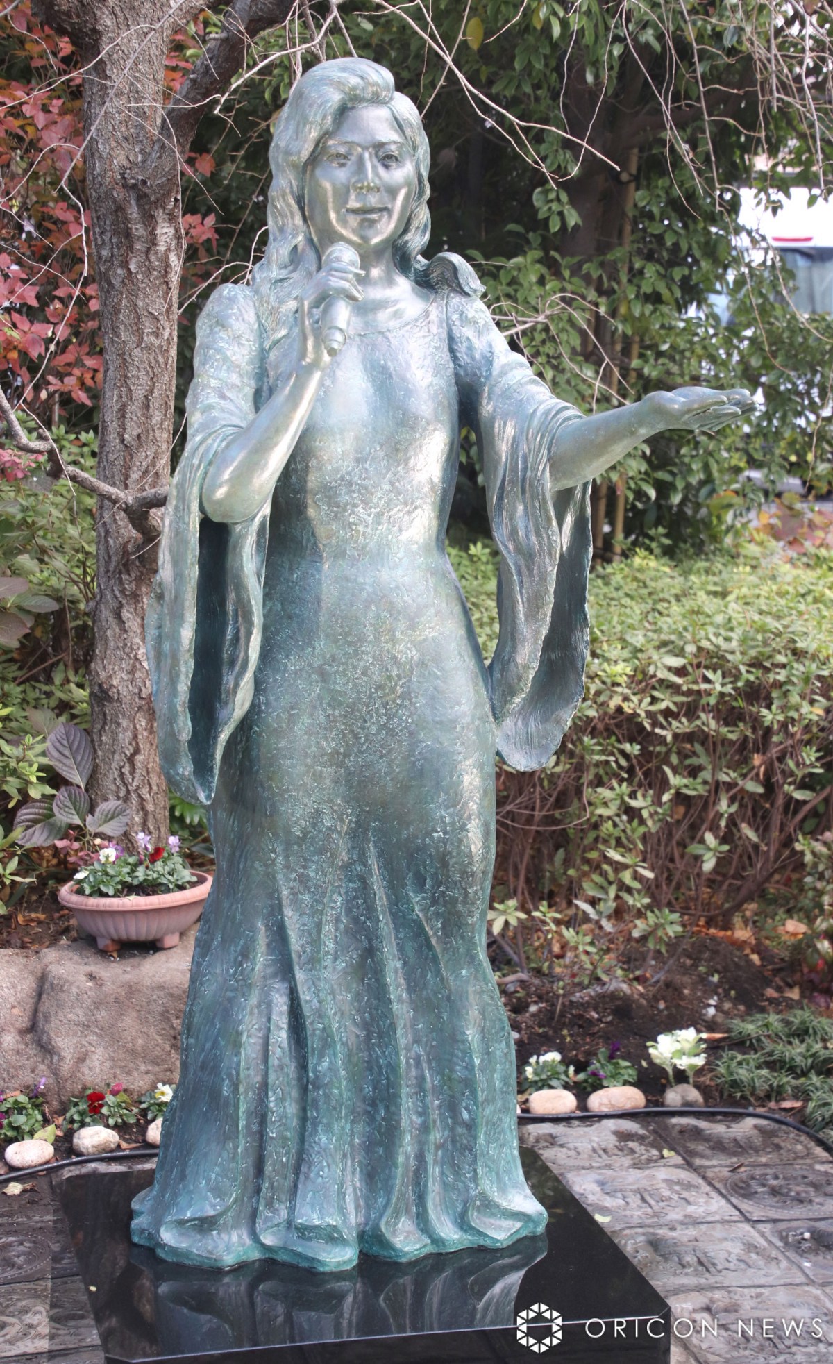 画像・写真 | 八代亜紀さん、遺骨眠る地に等身大銅像建立 「雨の慕情