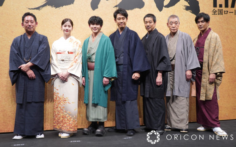 映画『室町無頼』ジャパンプレミアに登壇した（左から）入江悠監督、松本若菜、長尾謙杜、大泉洋、堤真一、柄本明、北村一輝 （C）ORICON NewS inc. 
