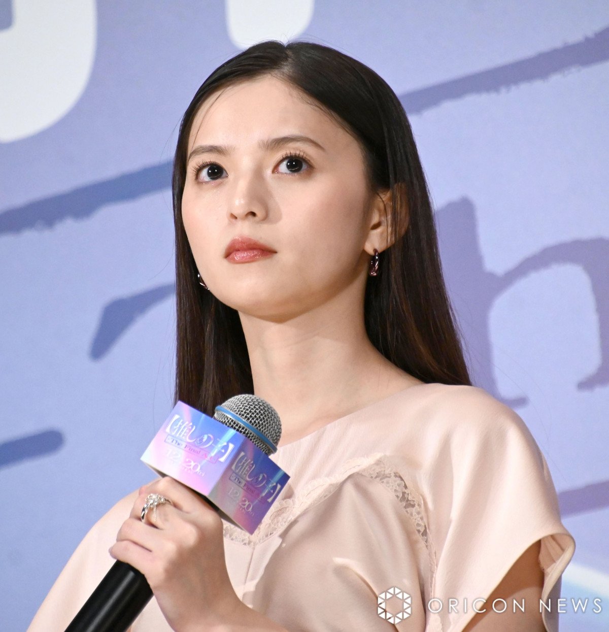 齋藤飛鳥、スリットから美脚のぞくドレス姿で登場 【推しの子】舞台