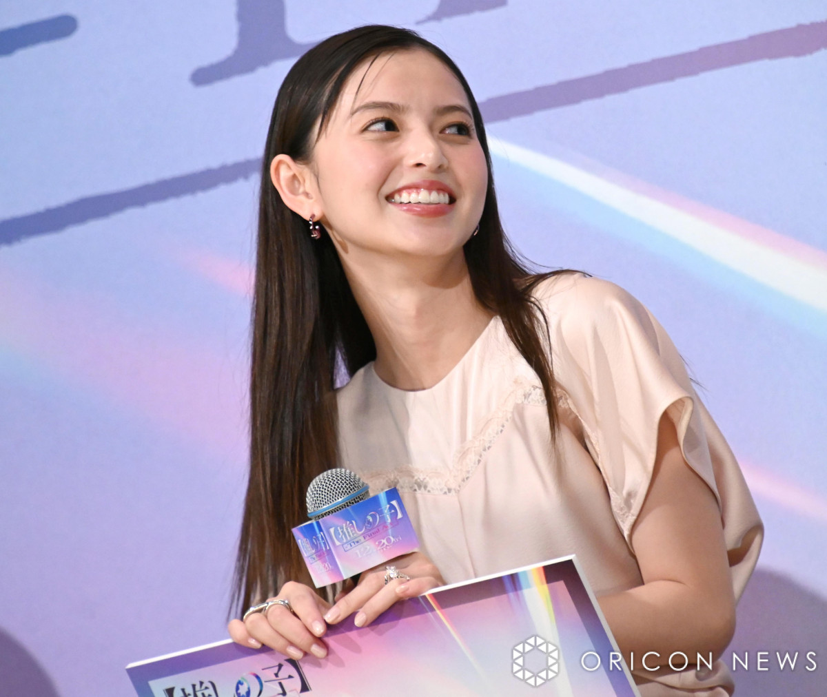 齋藤飛鳥、スリットから美脚のぞくドレス姿で登場 【推しの子】舞台