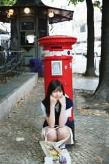 乃木坂46五百城茉央、プールサイドに“ちょこん”座り 1st写真集
