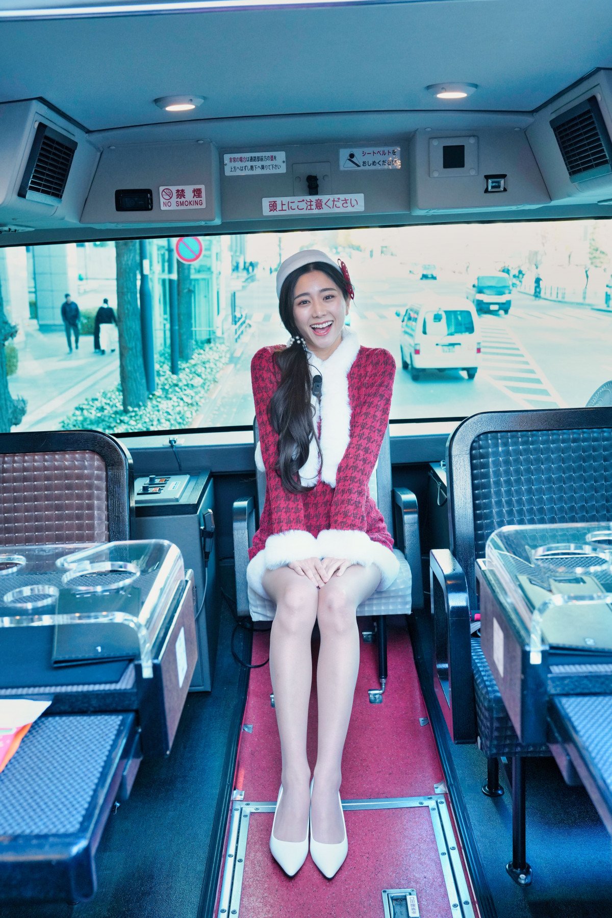 9頭身ボディ”斎藤恭代、ミニスカ衣装で美脚あらわ「バスガイド風サンタ