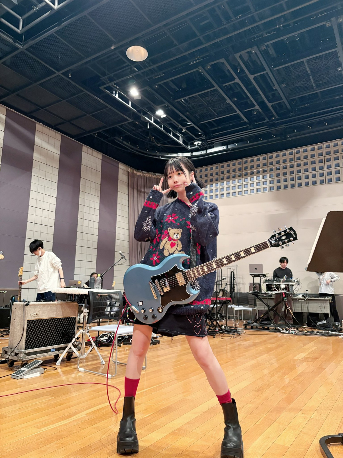 あのちゃん、中学時代から着てる服でコーデ「可愛いすぎるし美脚