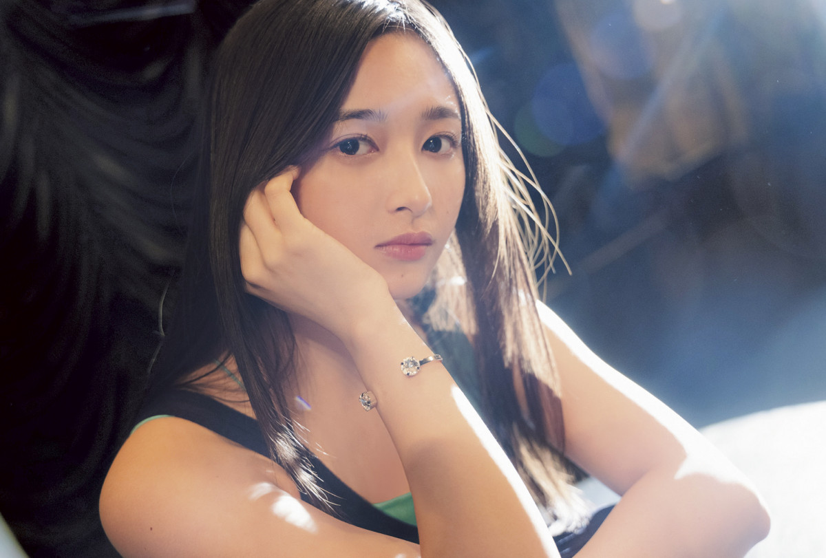 乃木坂46井上和、圧倒的な”存在感”見せつけるグラビア披露 『B.L.T.