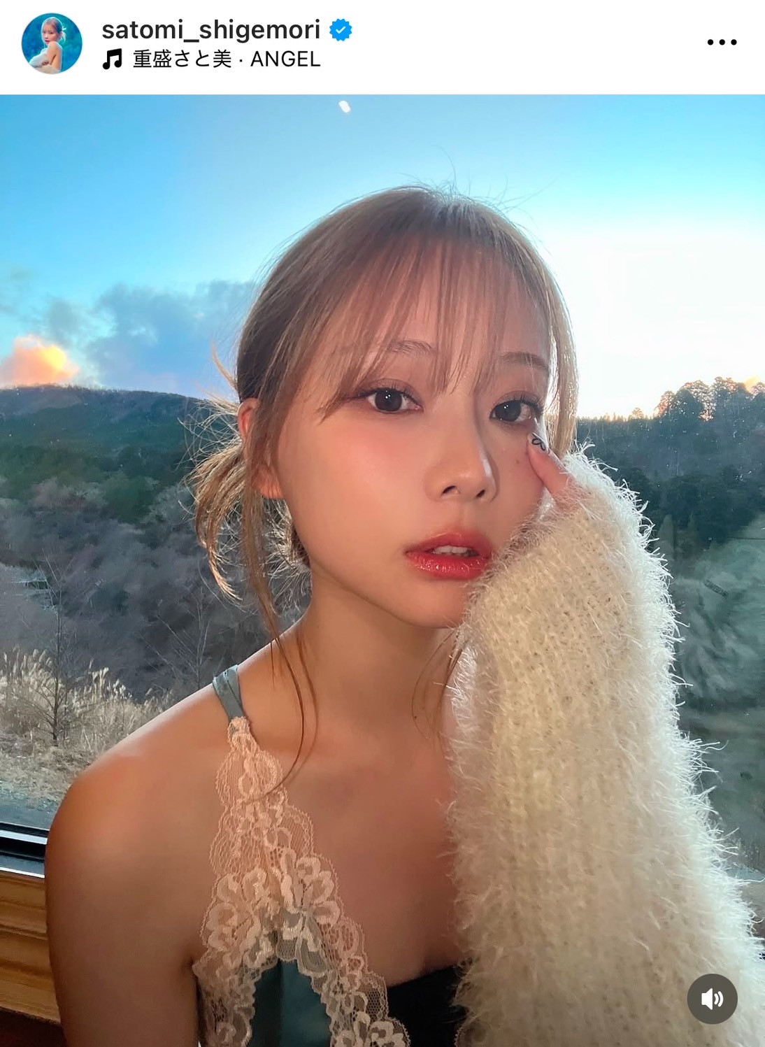 重盛さと美、はだけたニットから大胆美ボディ「けしからん」「反則