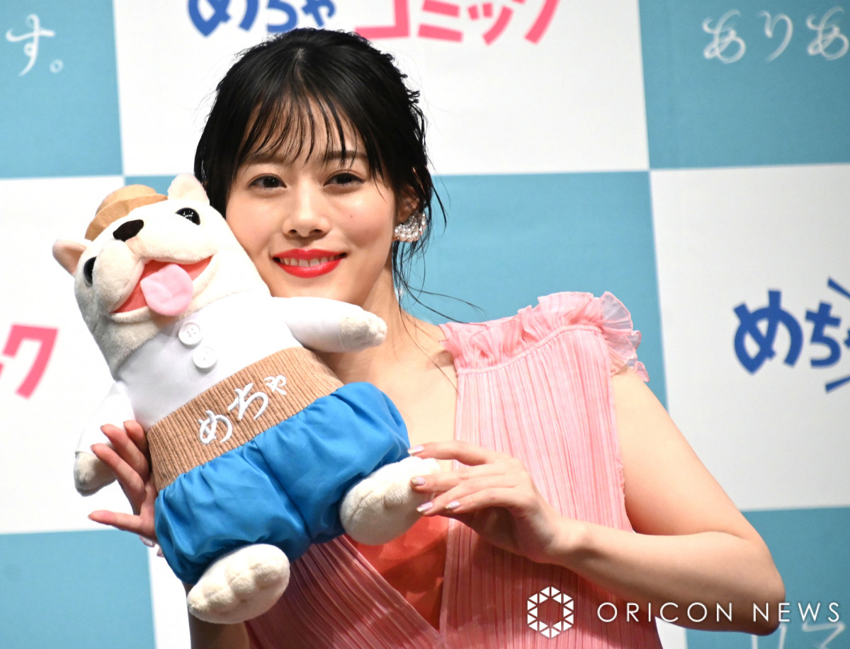 高畑充希　展覧会限定発売パーカー（未着用） 左から﻿ ミミ、喪服ちゃん、パーカーちゃん。﻿ ﻿ ﻿ うしろは、、、えっ