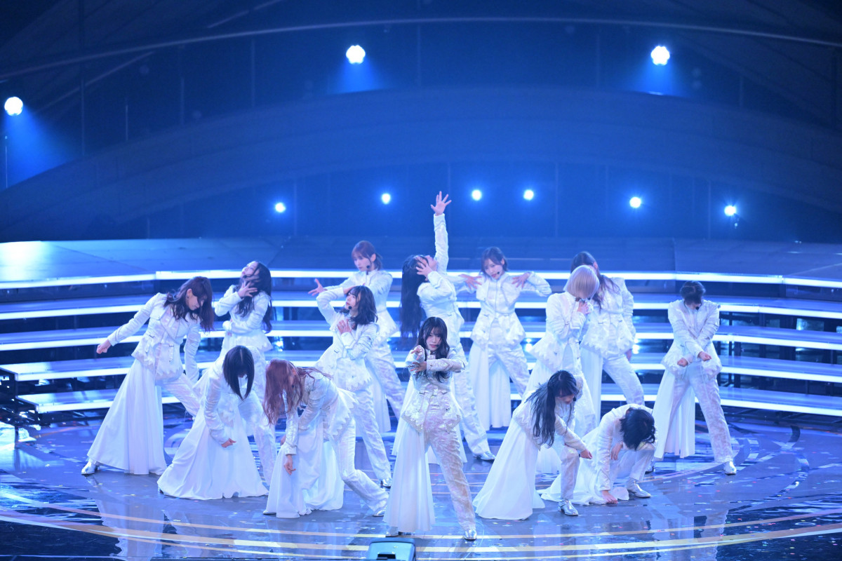 紅白】櫻坂46、OPと衣装替えで“紅白”表現 純白の「自業自得」が