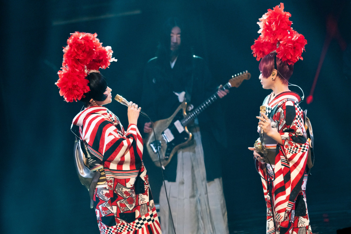 紅白】椎名林檎、豪華絢爛衣装が話題「めでたい」「帯に蟹！」「頭の