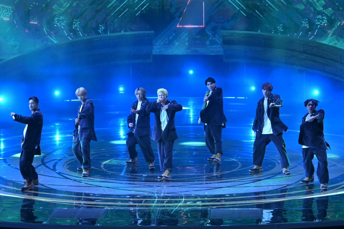 w75NHKg̍xɏoꂵBE:FIRST (C)NHK 