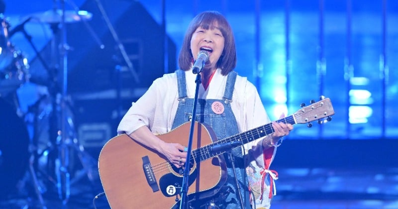 紅白】74歳・イルカ「激カワ」ミニスカ衣装が話題 「未来から来