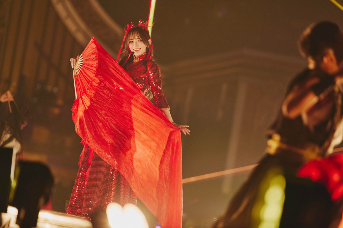 画像・写真 | 浜崎あゆみ、ゴージャスに年越し熱唱＆真っ赤な