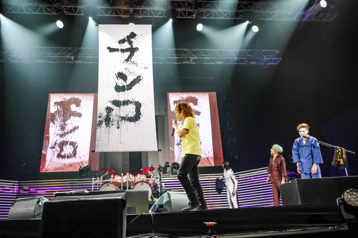 ゴールデンボンバー20周年アリーナライブ『旧作-kyusaku-』 初期曲中心