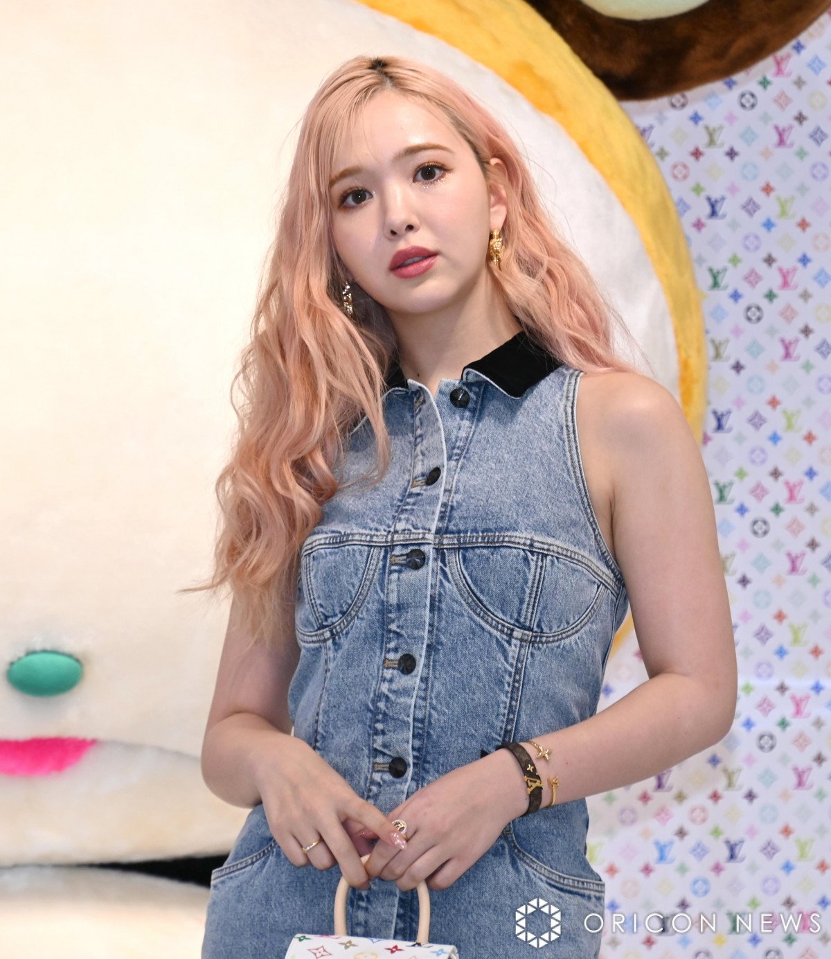 藤田ニコル、派手かわいいピンク髪姿 「ルイ・ヴィトン」まとい