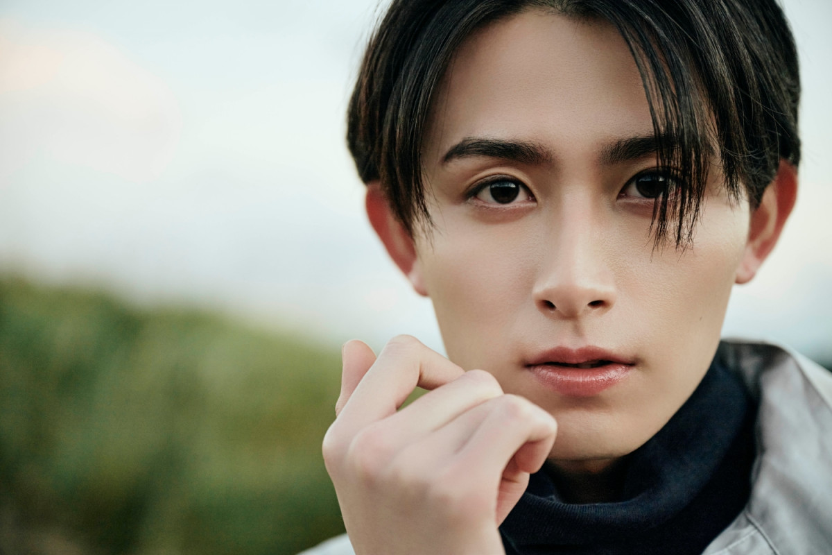 ブンブンジャー』“シャーシロ”葉山侑樹、1st写真集を発売 大好きな