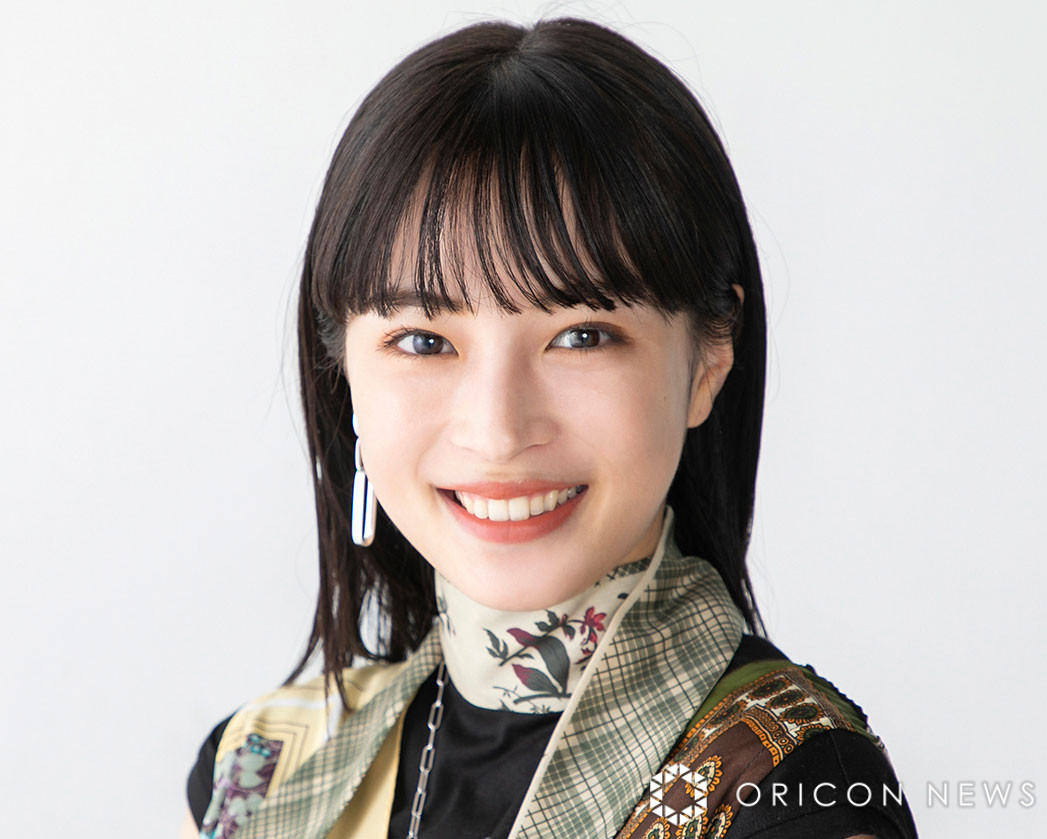 広瀬すず、“胸元チラリ”な大胆コーデ 「成長を見せられる1年になったら