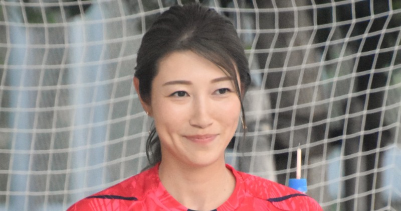 狩野舞子「グレーのワントーンコーデがお洒落でした」 スタイル抜群の全身ショットに反響「舞子姫!素敵ですよー」