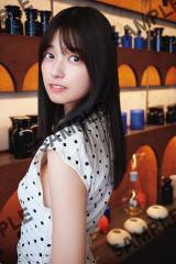 乃木坂46五百城茉央、大人キュートな見返り美人ショット 1st写真