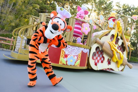 『ディズニー・パルパルーザ』の第3弾『ヴァネロペのスウィーツ・ポップ・ワールド』のショー『イッツ・ア・スウィーツフルタイム！』（C）Disney　（C）Winnie the Pooh characters:（C） Disney. Based on the “Winnie the Pooh” works by A.A. Milne and E.H. Shepard. 