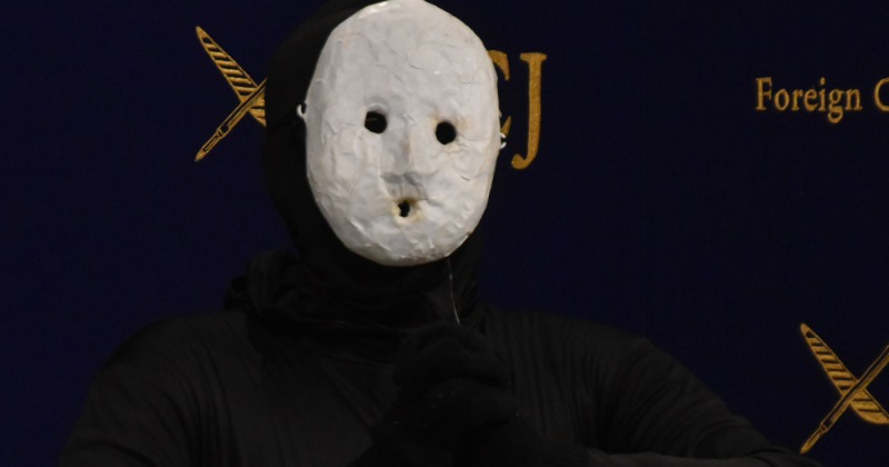 雨穴、初めての会見に登場 第一声は「マイネイムイズウケツ」 夢は遊園