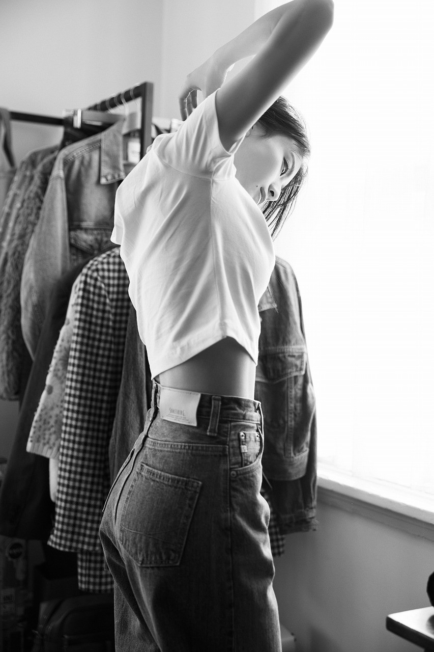 出口夏希、白T＆ジーンズで美わき腹 眼鏡姿、ムーディーなデニムコーデ