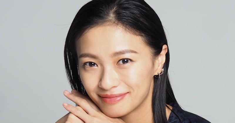 36歳・榮倉奈々、ビキニ姿で美ボディあらわに“マッスルポーズ”「脚の長